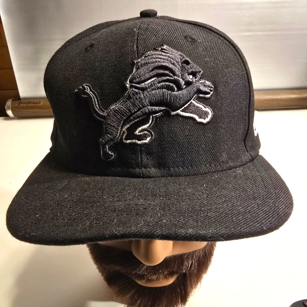NEW ERA NFL  59 FIFTY MEN'S CAP BLACK WITH WHITE LION 3D ON FRONT SIZE L/XLARGE